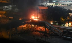 Des policiers ont essayé de reprendre un pont piétonnier mais ont été repoussés par un puissant feu, le 17 novembre 2019 à Hong Kong