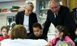 Le Premier ministre François Bayrou et la ministre de l'Education  Elisabeth Borne en visite dans une école élémentaire à Rueil-Malmaison (Hauts-de-Seine), le 28 mars 2025