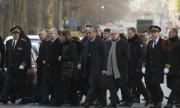 Le préfet Jean-Francois Carenco, le procureur Jean-Francois Molins, la maire de Paris Anne Hidalgo, le ministre de l'Intérieur Bruno Le Roux, la ministre d'Aide aux Victimes Juliette Meadel, et le maire du 3ème arrondissement Pierre Aidenbaum, à leur arrivée aux commémorations des attentats, le 5 janvier 2017 à Paris 