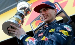 Le Néerlandais Max Verstappen (Red Bull), 18 ans, brandit son trophée aprÚs la 1re victoire de sa carriÚre au GP d'Espagne à Montmelo, le 15 mai 2016