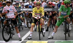 Les porteurs des maillots distinctifs Nairo Quintana, Tadej Pogacar (maillot jaune) et Mark Cavendish se positionnent pour le départ de la 10e étape du Tour à  Albertville, le 6 juillet 2021 