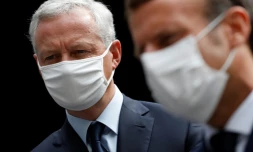 Le président français Emmanuel Macron (droite), et le ministre de l'Economie et des Finances Bruno Le Maire, s'entretiennent avec des employés d'une usine du groupe pharmaceutique Seqens, à Villeneuve-la-Garenne, près de Paris, le 28 août 2020
