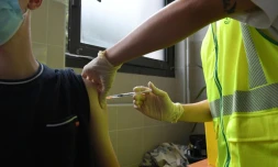 Un homme se fait vacciner contre la variole du singe au centre de santé municipal Edison, le 27 juillet 2022 à Paris