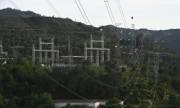 Des pylônes haute tension transportant l'électricité de l'Espagne vers le Portugal près de la frontière, à Lindoso, au Portugal, le 28 avril 2025