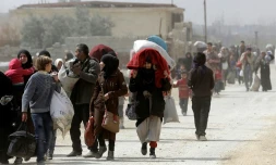 Des Syriens arrivent au point de passage de Adra, tenu par les forces du régime à la périphérie de Damas, fuyant l'enclave rebelle dans la Ghouta orientale
