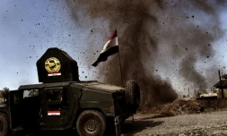 Un tir de mortier de l'Etat islamique tombe près d'un véhicule des troupes irakiennes, le 25 février 2017