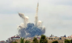 De la fumée s'échappant du site d'une frappe aérienne israélienne sur un village du sud du Liban, le 7 octobre 2024