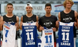(g à d) Le Croate Borna Coric, le Bulgare Grigor Dimitrov, le Serbe Novak Djokovic (tous trois testés positifs au coronavirus), et l'Allemand Alexander Zverev, posent pour les photographes lors de l'Adria Tour, à Zadar, le 18 juin 2020