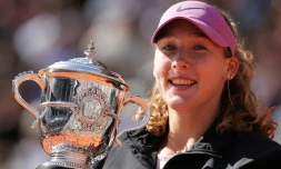 La Russe Mirra Andreeva brandit le trophée de Roland-Garros, le 6 juin 2026