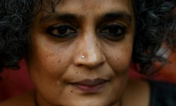 L'auteure indienne Arundhati Roy lors d'un interview avec l'AFP à New Delhi le 8 décembre 2017