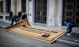 Des militants de la fondation Abbé Pierre déroulent devant le ministÚre du Logement à Paris un paillasson géant sur lequel est écrit "Bienvenue dans la rue", le 31 mars 2019