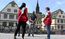 Un "équipage de prévention Covid" discute avec une personne pour l'inciter à porter un masque, le 26 mai 2020 à Strasbourg