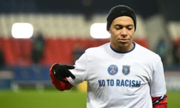 L'attaquant du Paris SG Kylian Mbappé avec un T-shirt "No to racism" (Non au racisme) à l'échauffement le 9 décembre 2020 avant la reprise du match de Ligue des champions contre Basaksehir Istanbul interrompu la veille par un incident raciste