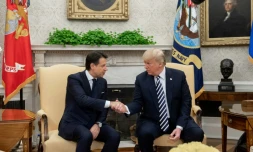 Le président américain Donald Trump (à droite) reçoit le premier ministre italien Giuseppe Conte, dans le Bureau ovale, le 30 juillet 2018 