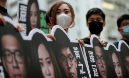 Tiffany Yuen, l'une des candidates aux primaires pro-démocratie pour les législatives de septembre à Hong Kong, fait campagne lors du premier jour du scrutin, le 11 juillet 2020