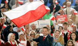 Le candidat pro-européen Rafal Trzaskowski salue ses partisans à l'issue du premier tour de la présidentielle en Pologne, le 18 mai 2025 à Varsovie