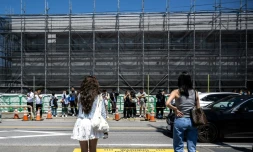 Des touristes dans une rue de la ville de Fujikawaguchiko avant l'installation d'un vaste filet pour cacher la vue du Mont Fuji, le 3 mai 2024 au Japon