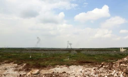 Attaque d'artillerie des forces syriennes contre les rebelles près de la ville de Qumhanah, dans la province de Hama, en Syrie, le 1er avril 2017 