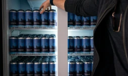 Le patron d'Epic Cleantec, Aaron Tartakovsky, montre les canettes de sa bière produite à partir d'eau recyclée, le 26 septembre 2023 à San Francisco