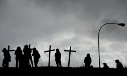 Des opposants au président vénézuélien Nicolas Maduro plantent des croix à Caracas, le 15 mai 2017