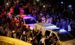 Des manifestants palestiniens tentent de bloquer le passage des voitures de la police israélienne, à Jérusalem, le 22 juillet 2017