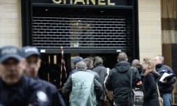 La police mène des investigations après le braquage d'une boutique de bijoux Chanel à Paris le 19 mai 2016