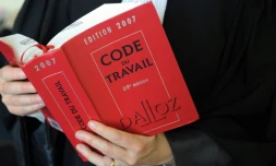 Un avocat lit le Code du travail le 24 mai 2012 à Quimper