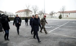 Le président Emmanuel Macron (c) et le chef d'Etat major de l'armée de terre Jean-Pierre Bosser (d), arrivent au camp militaire de Mourmelon, le 1er mars 2018
