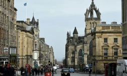 Un drapeau écossais flotte sur une rangée de bâtiments du Royal Mile à Edimbourg, le 13 mars 2017