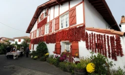 Le village d'Espelette, avec ses piments traditionnels, le 30 octobre 2016, accueille ce samedi la fin de la 20e étape du Tour
