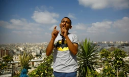 Le chanteur Adel Mechoukhi, le 29 juillet 2016 sur un toit de la ville de Gaza