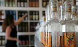 Des bouteilles de pastis Limiñana dans la boutique du producteur à Marseille, le 6 septembre 2017