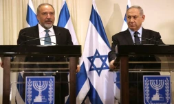 Le futur ministre israélien de la Défense Avigdor Lieberman (g) et le Premier ministre Benjamin Netanyahu  (d) à Jérusalem, le 25 mai 2016