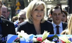 Marine Le Pen place Saint-Augustin devant la statue de Jeanne d'Arc le 1er mai 2016 à Paris