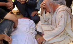 Un Palestinien pleure la mort d'un proche tué dans des bombardements israéliens à Beit Lahia, dans le nord de la bande de Gaza, à l'extérieur de l'hôpital indonésien de Beit Lahia, le 15 mars 2025