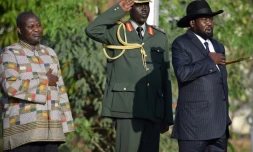 Le président du Soudan du Sud Salva Kiir (d) et son vice-président Riek Machar (g), le 26 avril 2016 à Juba
