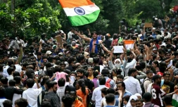 Des partisans du "parti des cafards" célèbrent à New Delhi la démission du ministre indien de l'Education, Dharmendra Pradhan, dont les étudiants exigeaient le départ en raison d'une série de fraudes aux examens universitaires, le 25 juillet 2026