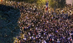 Les supporters fêtent la victoire de l'équipe de France en demi-finale face à la Belgique sur les Champs-Elysées, le 10 juillet 2018