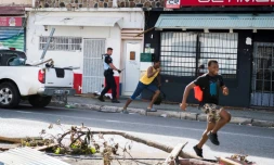 Un gendarme chasse des pilleurs à Saint-Martin près de Marigot, le 8 septembre 2017