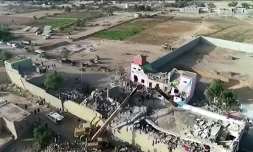 Cette image tirée d'une vidéo mise à disposition par le centre médiatique d'Ansarullah le 21 janvier 2022 montre la destruction d'une prison dans le fief rebelle Houthi de Saada, dans le nord du Yémen, aprÚs une attaque aérienne