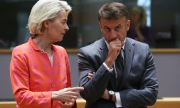 La présidente de la Commission européenne Ursula von der Leyen et le président français Emmanuel Macron échangent lors d'un sommet européen à Bruxelles le 27 juin 2024