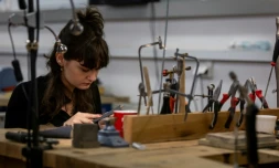 Une étudiante en joaillerie, le 10 mars 2026 à Gdansk, en Pologne 