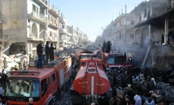 Le site d'une attaque à la voiture piégée dans le quartier d'al-Zahraa à Homs en Syrie, le 28 décembre 2015