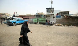 Une Irakienne dans la rue au lendemain d'une attaque suicide le 12 mai 2016 dans le quartier de Sadr City Ă  Bagdad