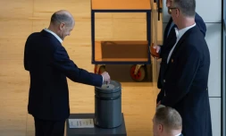 Le chancelier allemand Olaf Scholz vote sur la légalisation du cannbis au Bundestag, le 23 février 2024 à Berlin