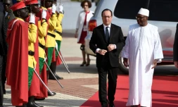 Les présidents français François Hollande et malien Ibrahim Boubacar Keita à leur arrivée le 14 janvier 2017 au sommet Afrique France à Bamako