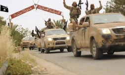 Image tirée d'une vidéo diffusée par le média jihadiste Welayat Homs le 4 juillet 2015 affirmant montrer des militants du groupe Etat islamique quittant la prison de Tadmur