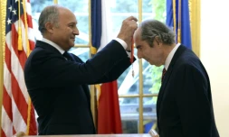 L'écrivain Philip Roth avait été fait   commandeur de la Légion d'honneur le 27 septembre 2013 par Laurent Fabius, alors ministre des Affaires étrangères