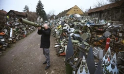 Le sculpteur serbe Nikola Macura dans un cimetiÚre de vieilles armes, le 2 février 2021 à Temerin, prÚs de Novi Sad, en Serbie