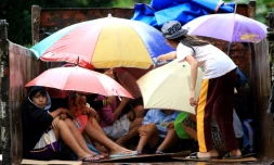 Des habitants de Barangay Matnog, dans la province d'Albay, aux Philippines, évacuent leurs maisons devant l'avancée du typhon Nock-Ten, le 25 décembre 2016